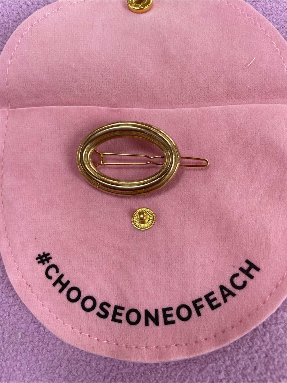 Each jeweles Gold Oval Hair Clip on Pink Pouch nwot